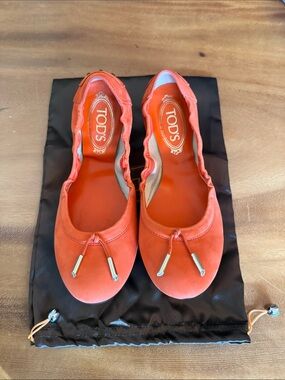 TOD'S Coral-Orange Suede Ballet Flats with Bow